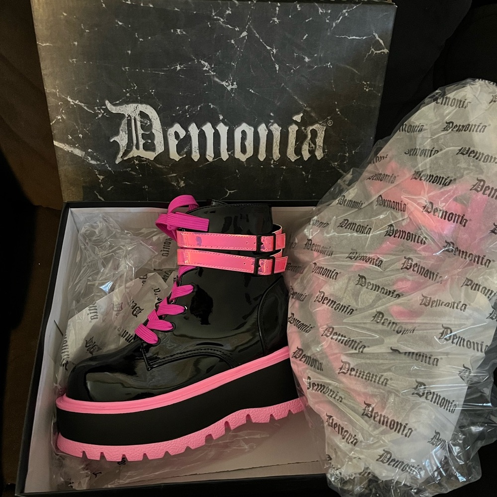 NEW DOLLS KILL DEMONIA PLATFORM BOOT- Black/neon pink